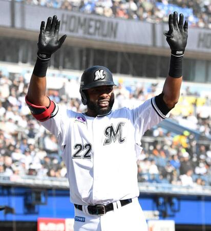 　４回、ポランコは左越え本塁打を放ち、歓声に応える（撮影・佐藤厚）