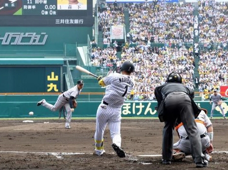 　２回、先発の田中将から安打を放つ森下（撮影・田中太一）