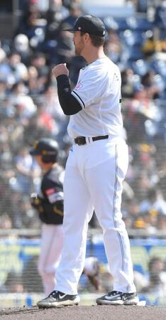 　２回、サモンズは正木（左）に左越え本塁打を打たれる（撮影・佐藤厚）