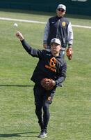 　キャッチボールをする田中将。奥は久保巡回投手コーチ（撮影・中田匡峻）