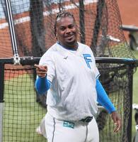 　全体練習に参加し、笑顔を見せるレイエス（撮影・中島達哉）