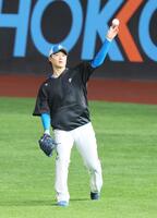 　キャッチボールで調整する山崎（撮影・中島達哉）