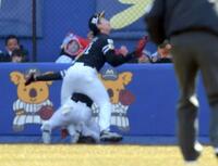 　２回、安田の飛球を追って左翼手の正木（上）と中堅手の周東（下）が激突する（左飛）＝撮影・佐藤厚