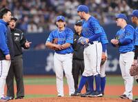 　２回、投球動作の変更でボークを取られて失点し、納得のいかない表情を見せるバウアー（撮影・立川洋一郎）