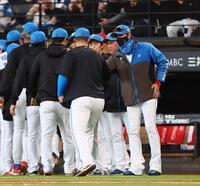 　中日に勝利をあげ、ナインを迎える新庄監督（右）＝撮影・中島達哉