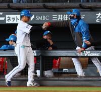 　４回、走者を進める打撃を見せた吉田（左）を迎える新庄監督（右）＝撮影・中島達哉