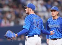 　２回、投球動作の変更でボークを取られて失点し、納得のいかない表情を見せるバウアー（撮影・立川洋一郎）