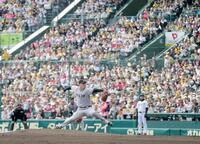 　大観衆を背に力投する田中将