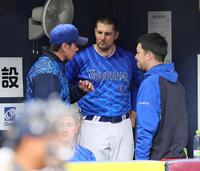 　３回を投げ終えてベンチに戻り、三浦監督（左）と話し込むバウアー（中央）＝撮影・立川洋一郎