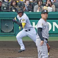 　２回、田中将（手前）から左前打を放つ森下（撮影・中田匡峻）