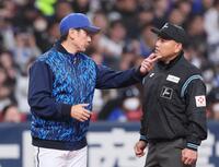 　２回、バウアーのボークで失点し、審判に確認する三浦監督（撮影・立川洋一郎）