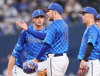 　２回、投球動作の変更でボークを取られて失点し、納得のいかない表情を見せるバウアー（撮影・立川洋一郎）