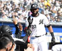 　４回、ポランコは左越え本塁打を放ち、笑顔でベンチに戻る（撮影・佐藤厚）