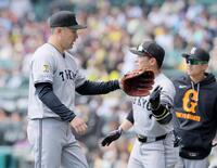 　２回を投げ終え、ナインとタッチを交わす田中将（左）