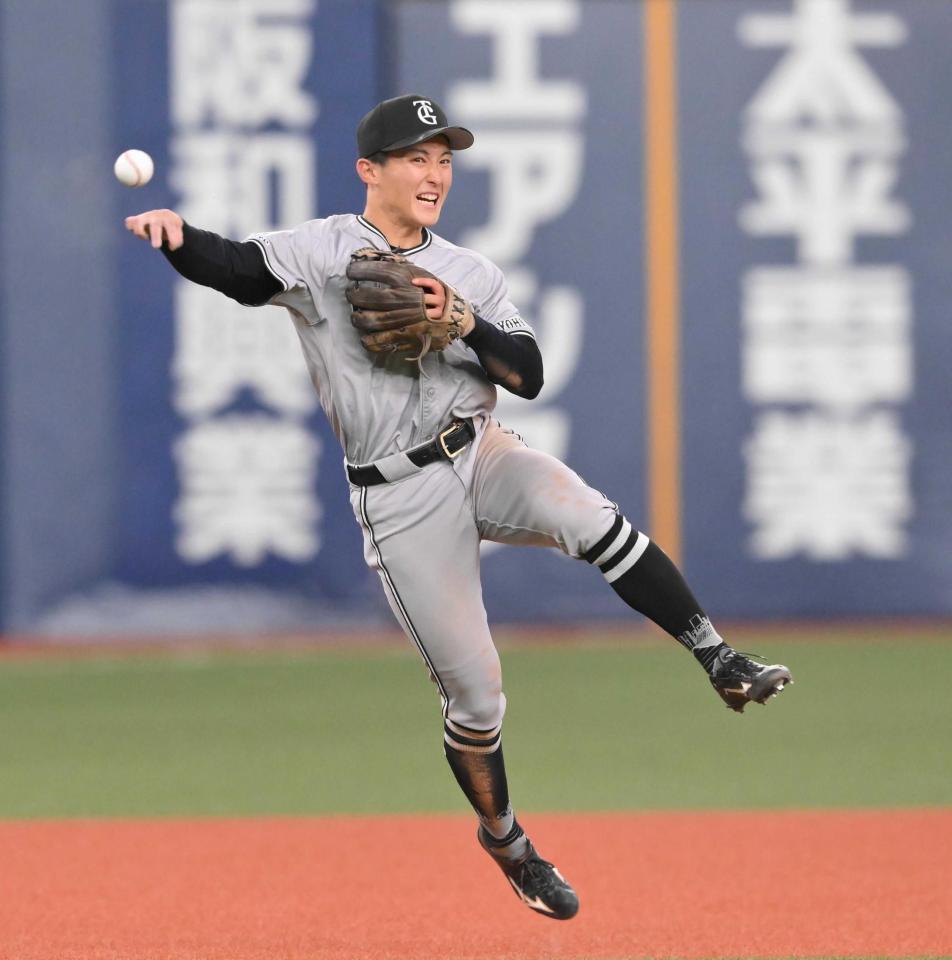 　９回、オリックス・広岡大志の打球を処理する浦田（撮影・西田忠信）