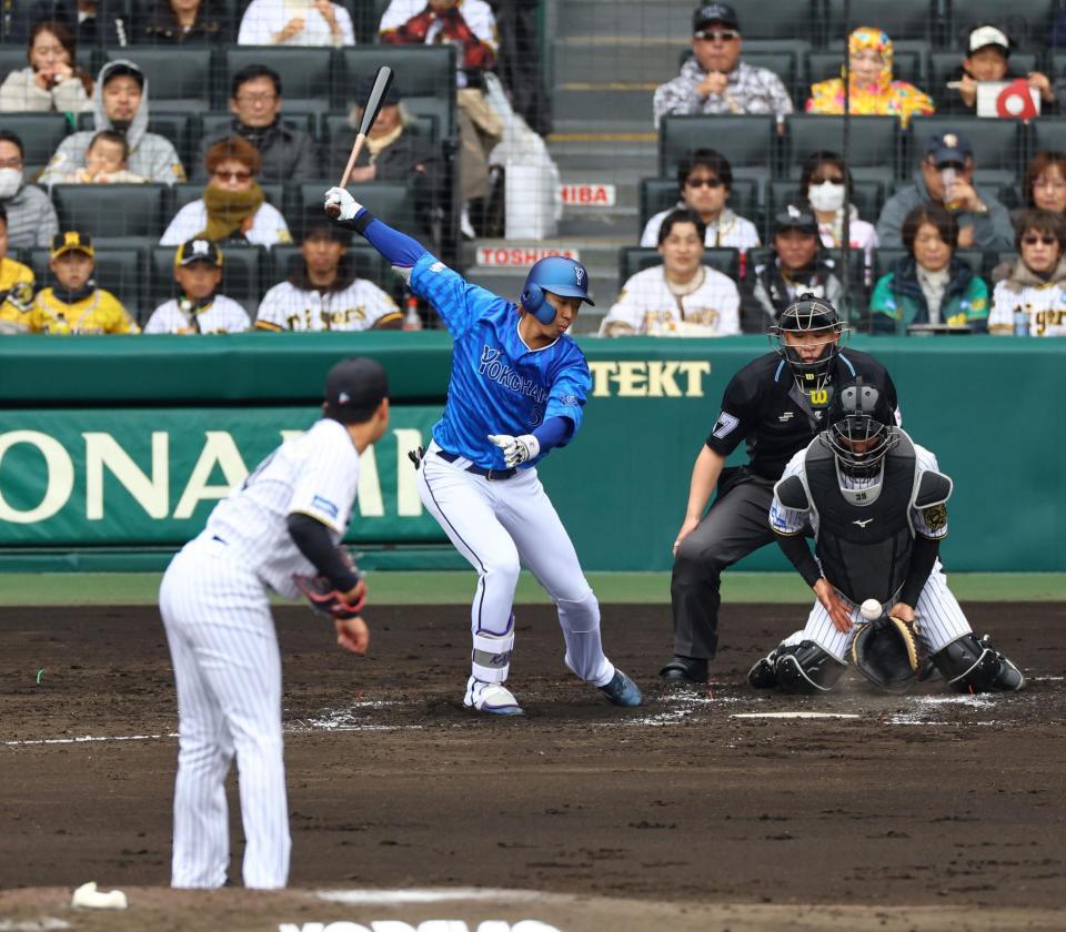 ３回、空振り三振に倒れる梶原（投手・門別）＝撮影・山口登