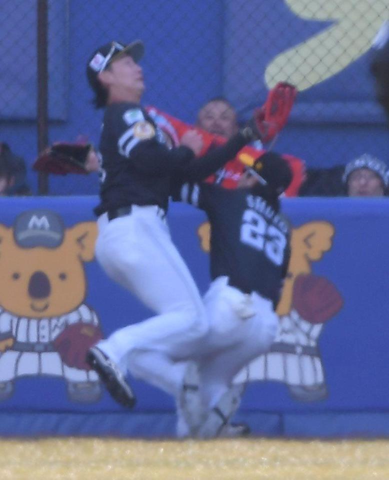 　２回、安田の飛球を追って左翼手の正木（上）と中堅手の周東（下）が激突する（左飛）＝撮影・佐藤厚