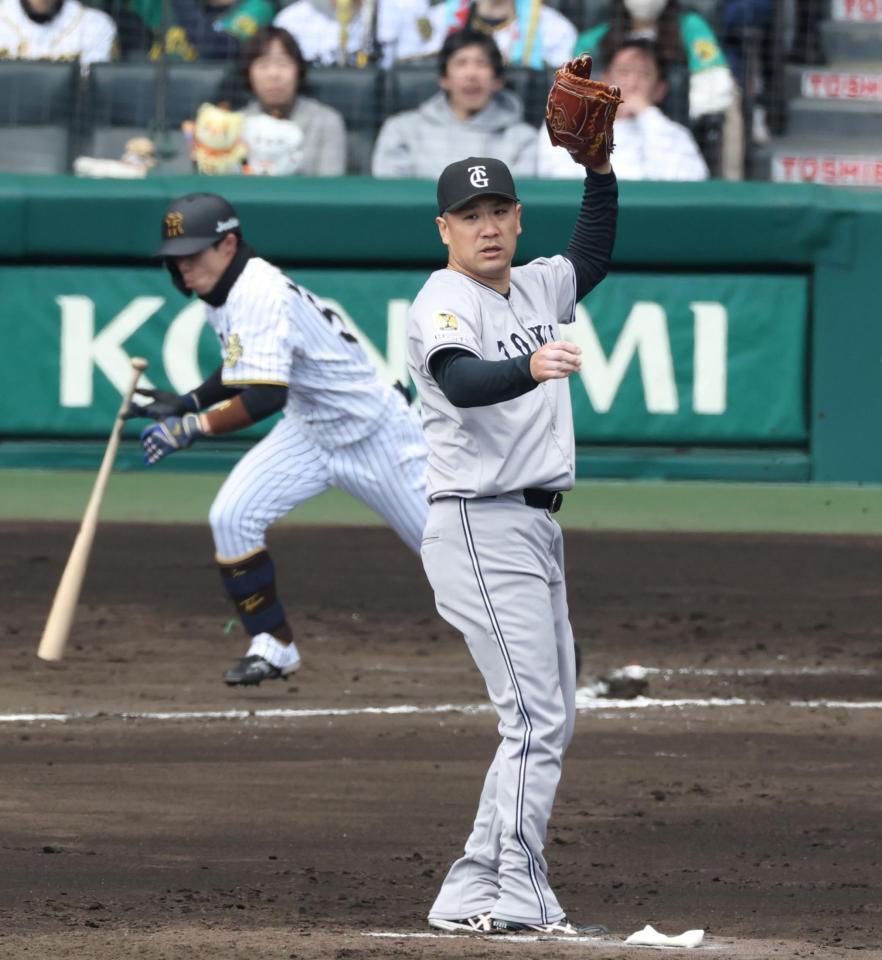 　１回、中野（奥）を併殺打に打ち取る田中将（撮影・中田匡峻）