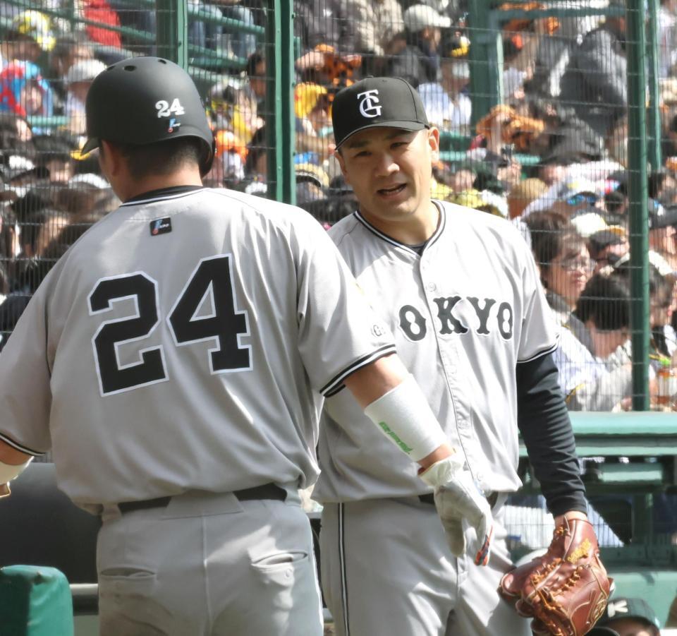 　１回、生還した大城卓を迎える田中将（撮影・田中太一）