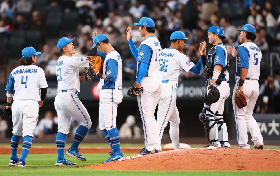 　中日に勝利をあげ、タッチを交わす日本ハムナイン（撮影・中島達哉）