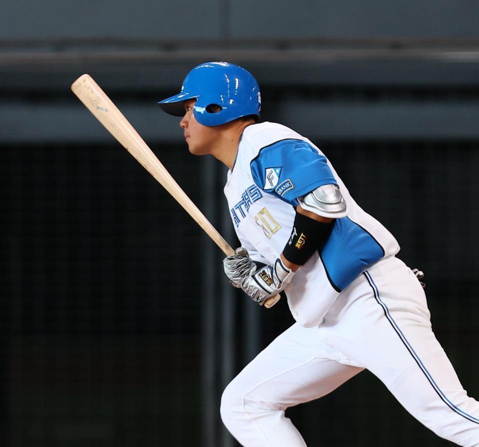 　４回、右打ちのバッティングを見せ、二ゴロに倒れる吉田（撮影・中島達哉）