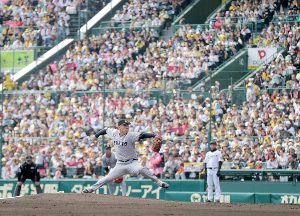 　大観衆を背に力投する田中将