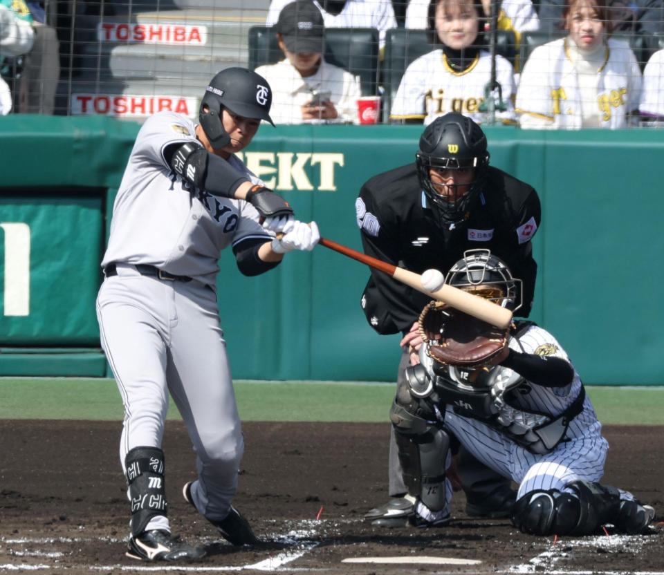 　１回、左前適時打を放つ中山（撮影・中田匡峻）