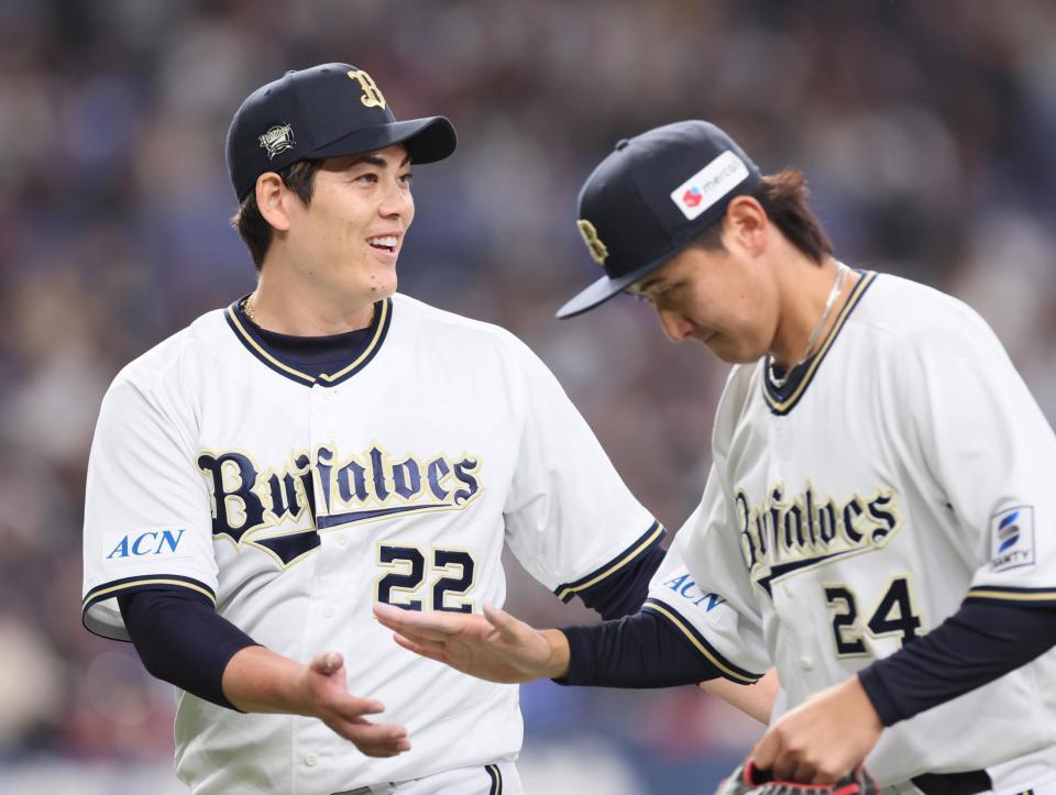 　５回、桑原を併殺打に打ち取り、紅林（右）とタッチを交わす九里（撮影・立川洋一郎）