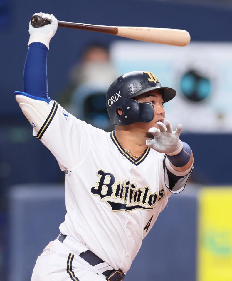 　５回、右前打を放つ森（撮影・立川洋一郎）