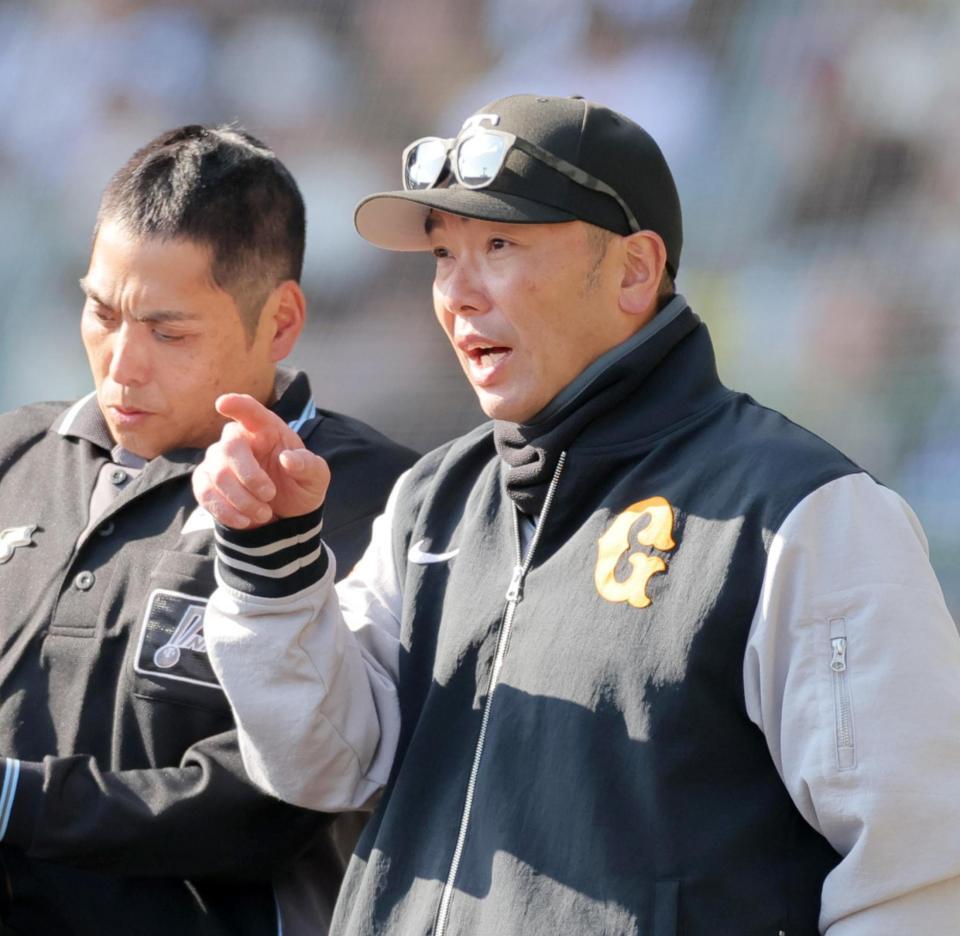 　選手交代を告げる阿部監督