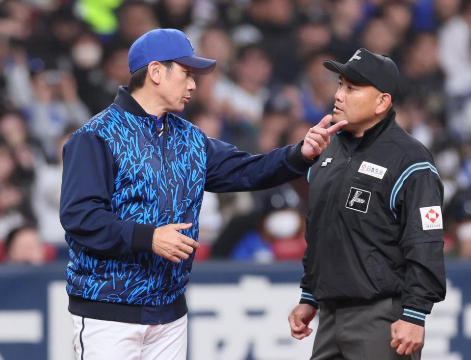 　２回、バウアーのボークで失点し、審判に確認する三浦監督（撮影・立川洋一郎）