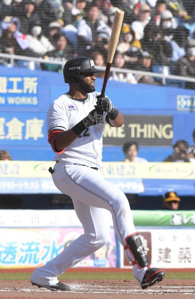 　６回、ポランコは右前適時打を放つ（撮影・佐藤厚）