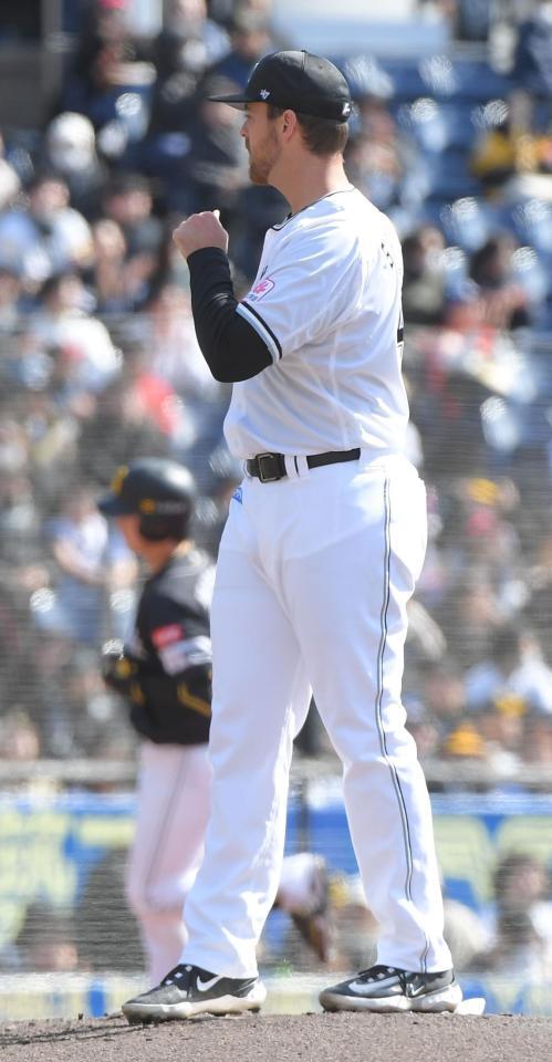 　２回、サモンズは正木（左）に左越え本塁打を打たれる（撮影・佐藤厚）