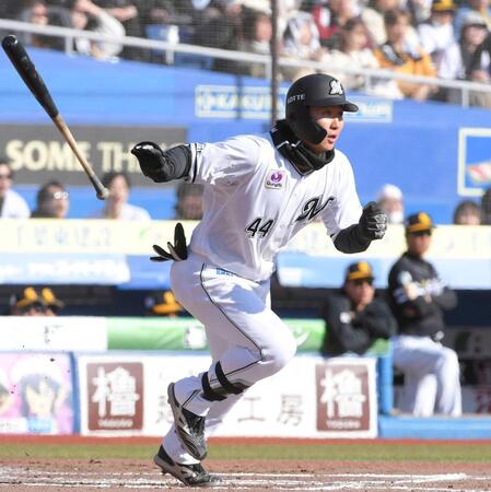 　６回、２点適時二塁打を放つ宮崎（撮影・佐藤厚）