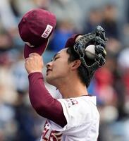 　１回、追加点を許し、汗を拭う古謝