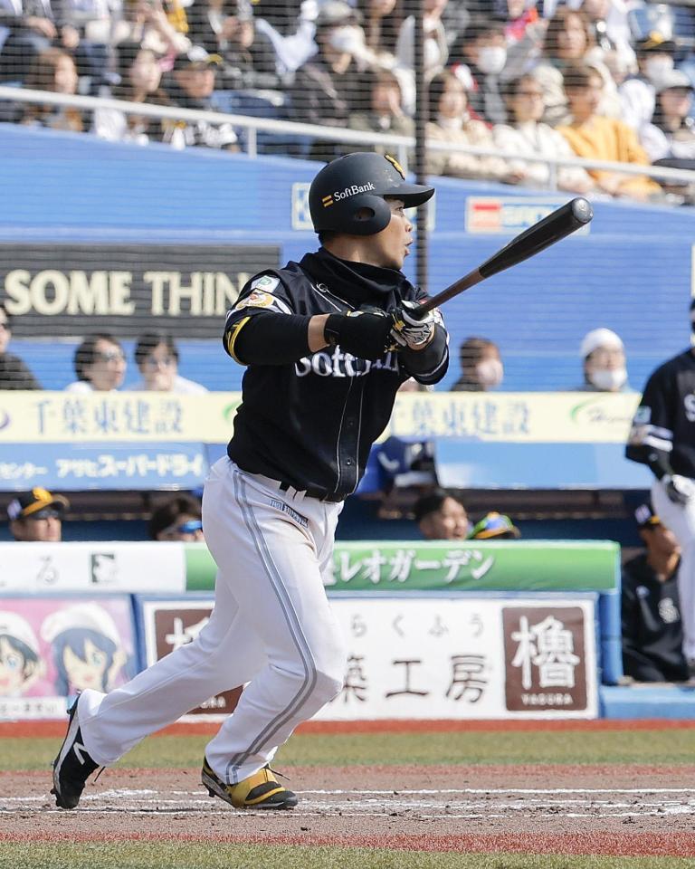 　３回、ソフトバンク・近藤がこの試合２安打目の適時二塁打を放つ＝ＺＯＺＯマリン