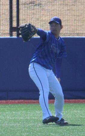 　キャッチボールで調整する武田