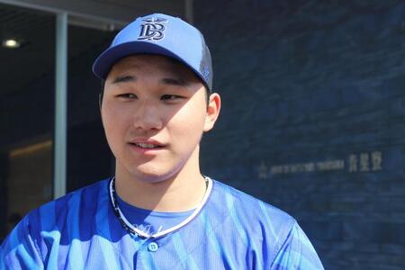 　取材に応じる武田