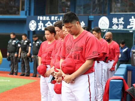 　黙とうをする広島ナイン（撮影・佐々木彰尚）