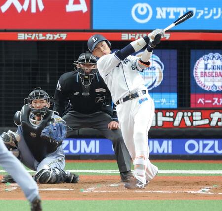 　７回、左翼へ先制打を放つ長谷川（撮影・西岡正）