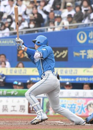 　２回、松本剛は右前適時打を放つ（撮影・佐藤厚）