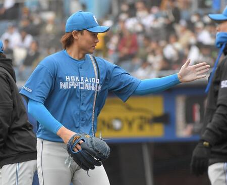 　３回まで無失点に抑え、ナインに迎えられる山崎（撮影・佐藤厚）