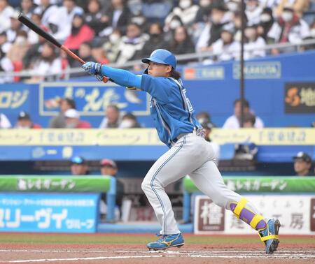 ６回表日本ハム２死二塁、田宮裕涼は左中間に適時二塁打を放つ＝ＺＯＺＯマリンスタジアム（撮影・佐藤厚）