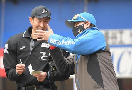 　６回表終了後、原球審（左）に選手交代を告げる新庄監督（撮影・佐藤厚）