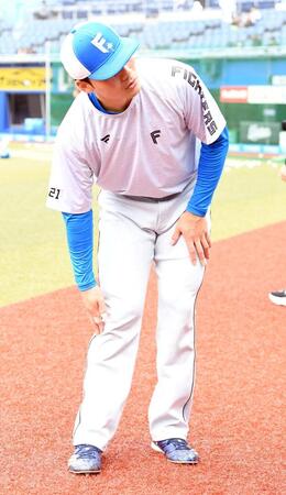 　右ひざの状態を確認する清宮幸（撮影・佐藤厚）