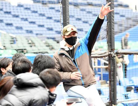 　ごきげんな表情で記者と話す新庄監督（撮影・佐藤厚）