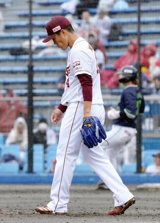 　ヤクルトとのオープン戦の５回、浜田（奥）に適時打を許した則本