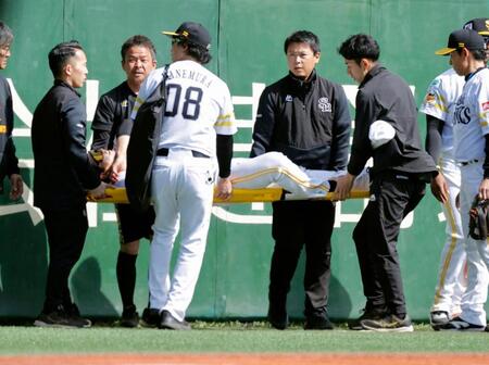 　２回、中山の邪飛を追ってフェンスに激突し、担架で運ばれる三塁手栗原