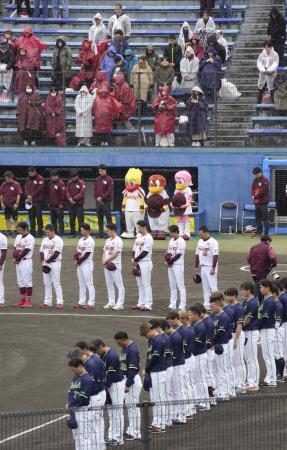 　オープン戦の試合前、東日本大震災の犠牲者を悼み黙とうする楽天とヤクルトの選手ら＝１１日、静岡市