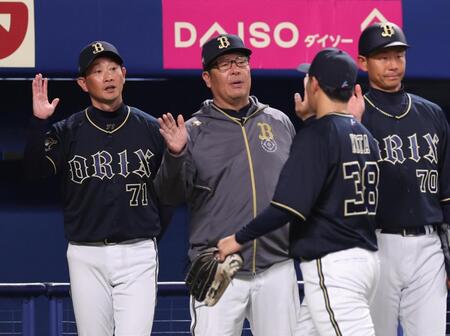 　中日に勝利しナインとタッチを交わす岸田監督（左端）